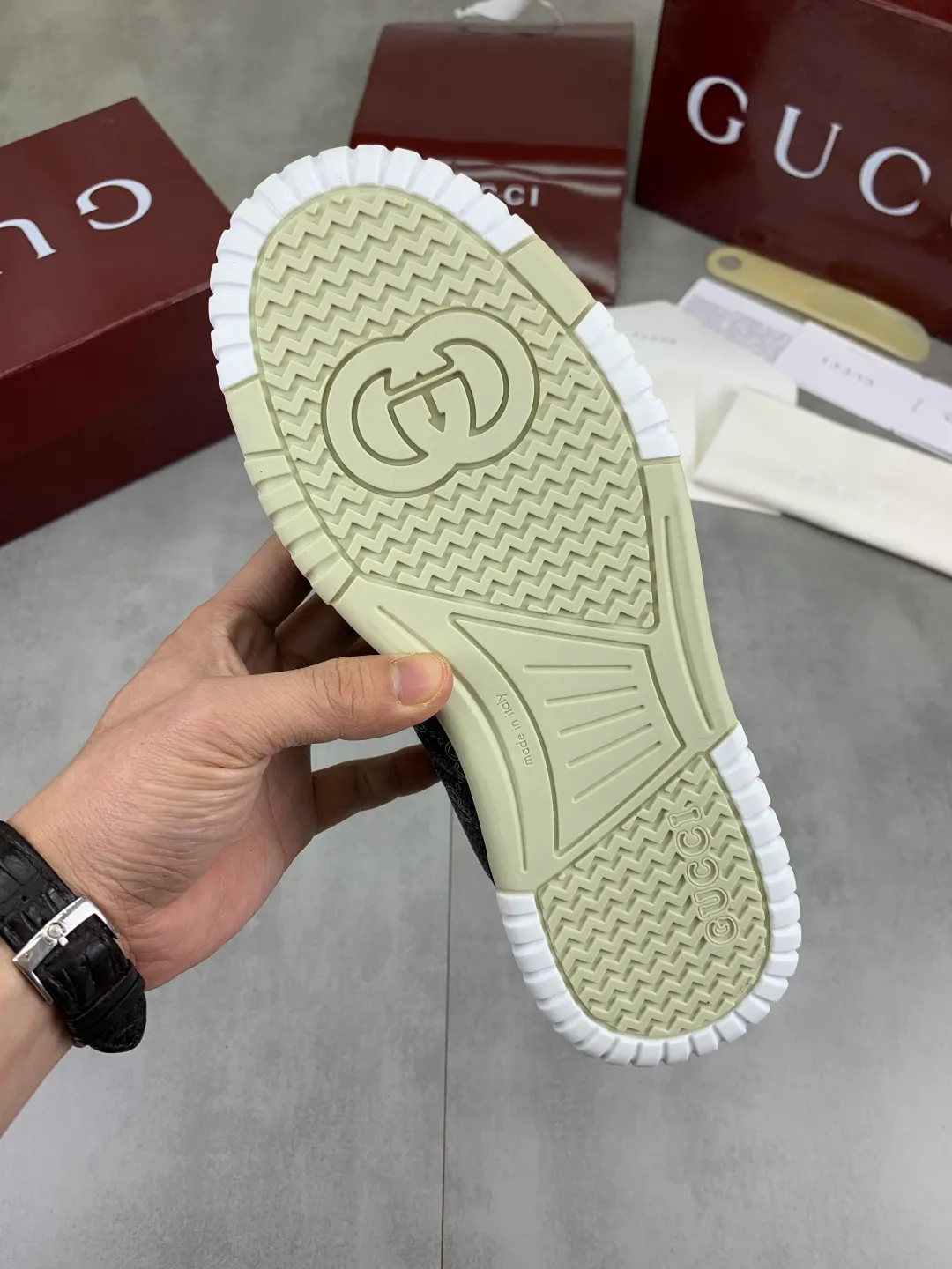Men's men's shoes 💰P542 new Gucci Gucci couple 🧑‍🤝‍🧑 autumn and winter low-end catwalk casual sneakers, top version! Oil edge craftsmanship. New model for early spring, creating a perfect style, cool and sassy, ​​c-position fashionable wear, classic shoe style with retro and futuristic feel, showing exquisite texture! Open mold to customize high-density outsole. Comes fully packaged. Size: 35-45 Fabric: Imported calfskin punching Lining: Imported original towel lining